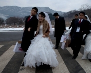 12fev2014---casais-chegam-para-casamento-coletivo-da-igreja-da-unificacao-em-gapyeong-cerca-de-60-km-a-nordeste-de-seul-coreia-do-sul-nesta-quarta-feira-12-a-igreja-da-unificacao-fundada-pelo-1392204200838_956x500