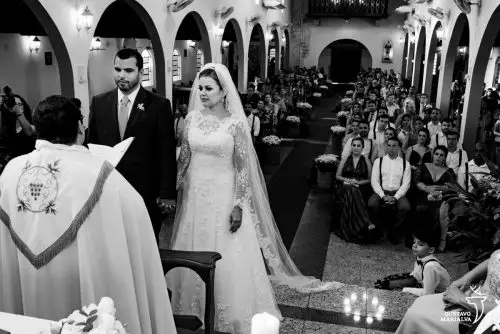 Casal Escutam Atentamente o Sermão de um Pare em Uma Igreja Católica