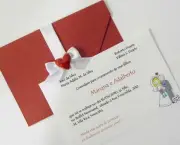 Convite-de-casamento-simples-e-barato-com-detalhe-de-fita-e-coração-no-envelope