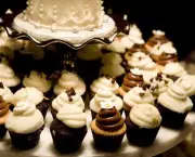chocolate-vanilla-wedding-cupcakes2