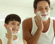 pai-e-filho-fazendo-a-barba