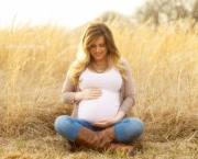 happy-pregnant-mother-in-field-600x428