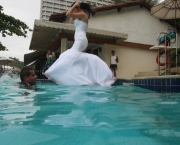 foto-noivos-na-piscina-01