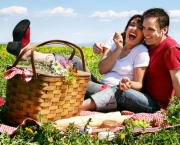 happy-couple-picnic