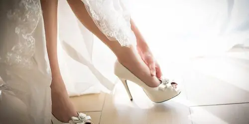 Noiva Experimentando o Sapato