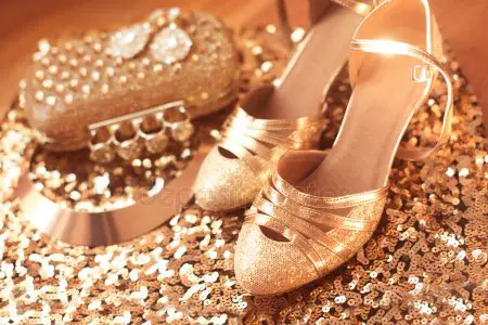 Sapatos e Acessórios Dourados 