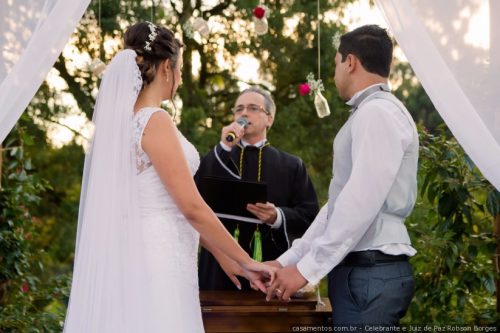 Padre realizando casamento