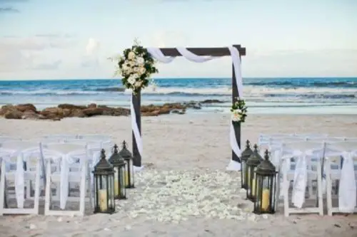 Decoração para cerimônia de casamento na praia