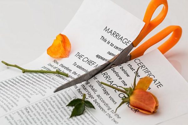 Cortando Certidão de Casamento 
